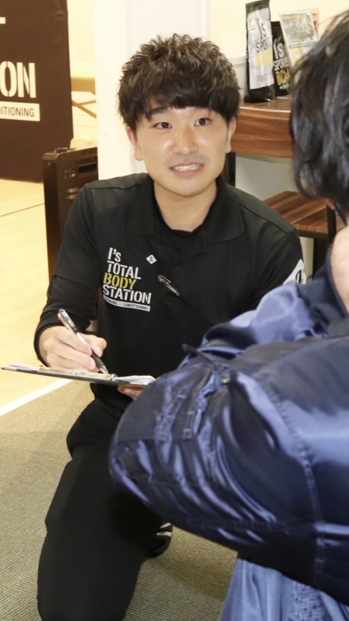 トレーナーが寄り添いながら指導している様子